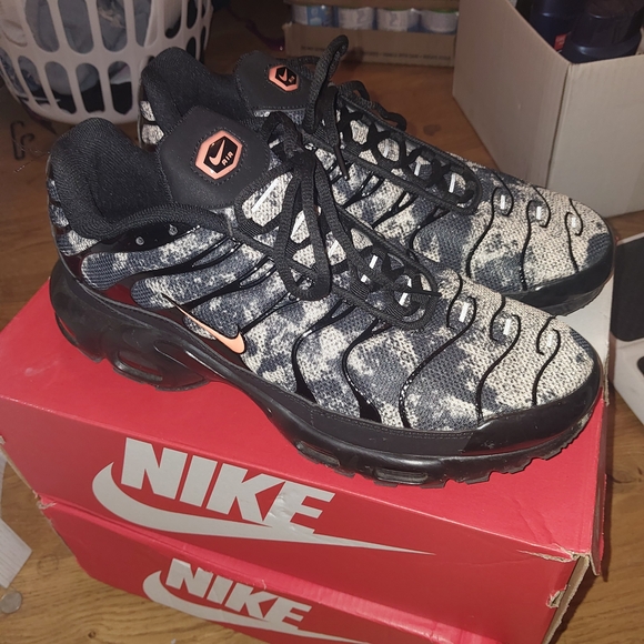 Louis Vuitton Brown and Gray Athletic Shoes - Picture 9 of 16